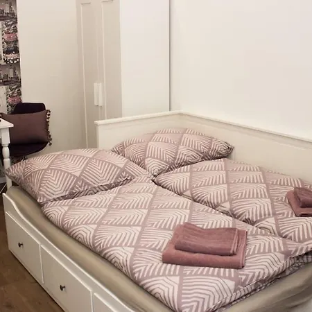 Broadway B1 Apartment *
